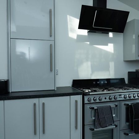 Double Bedroom Near Etihad And Coop Live With Free Parking, Shared Kitchen & Bathroom Манчестер Экстерьер фото