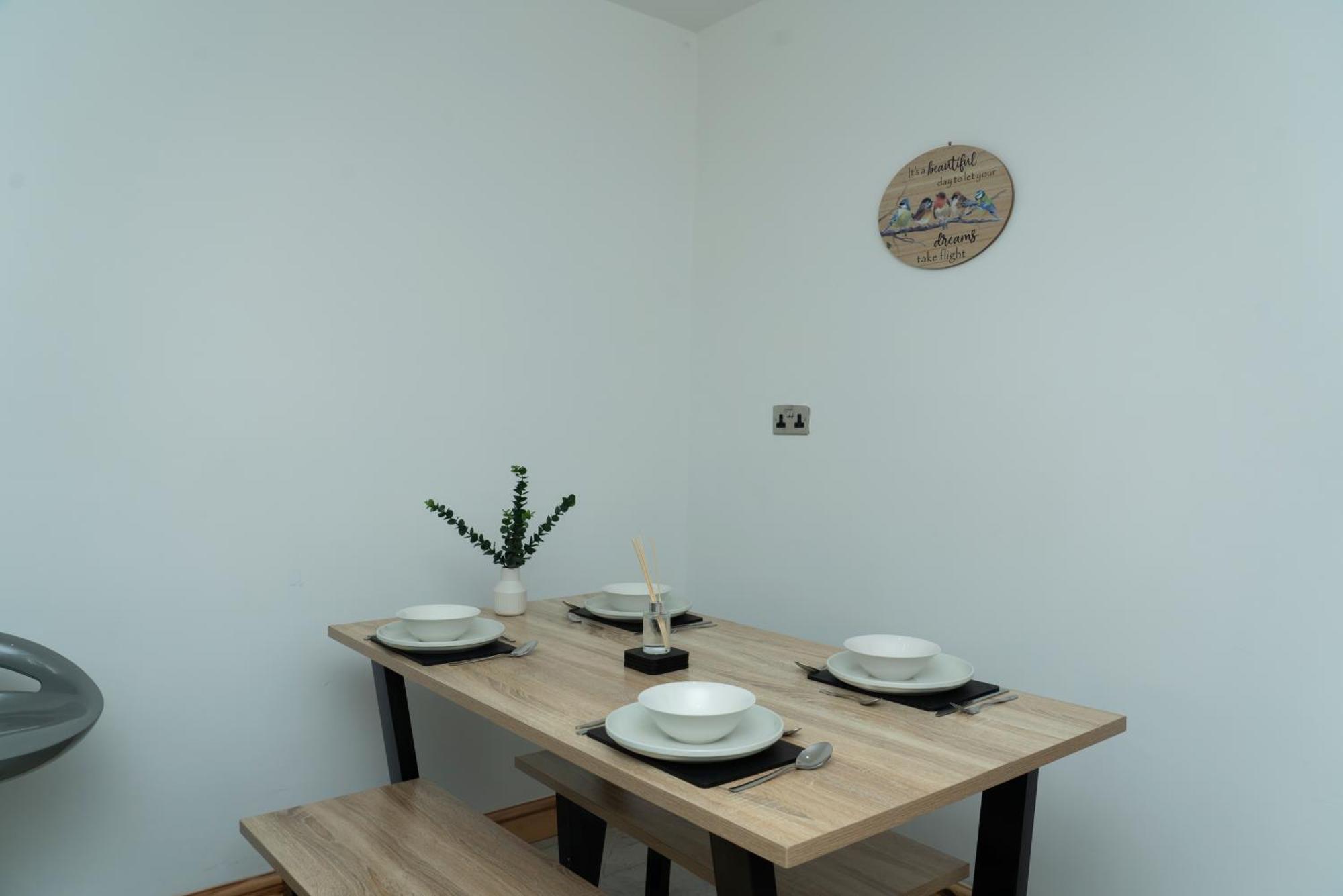 Double Bedroom Near Etihad And Coop Live With Free Parking, Shared Kitchen & Bathroom Манчестер Экстерьер фото