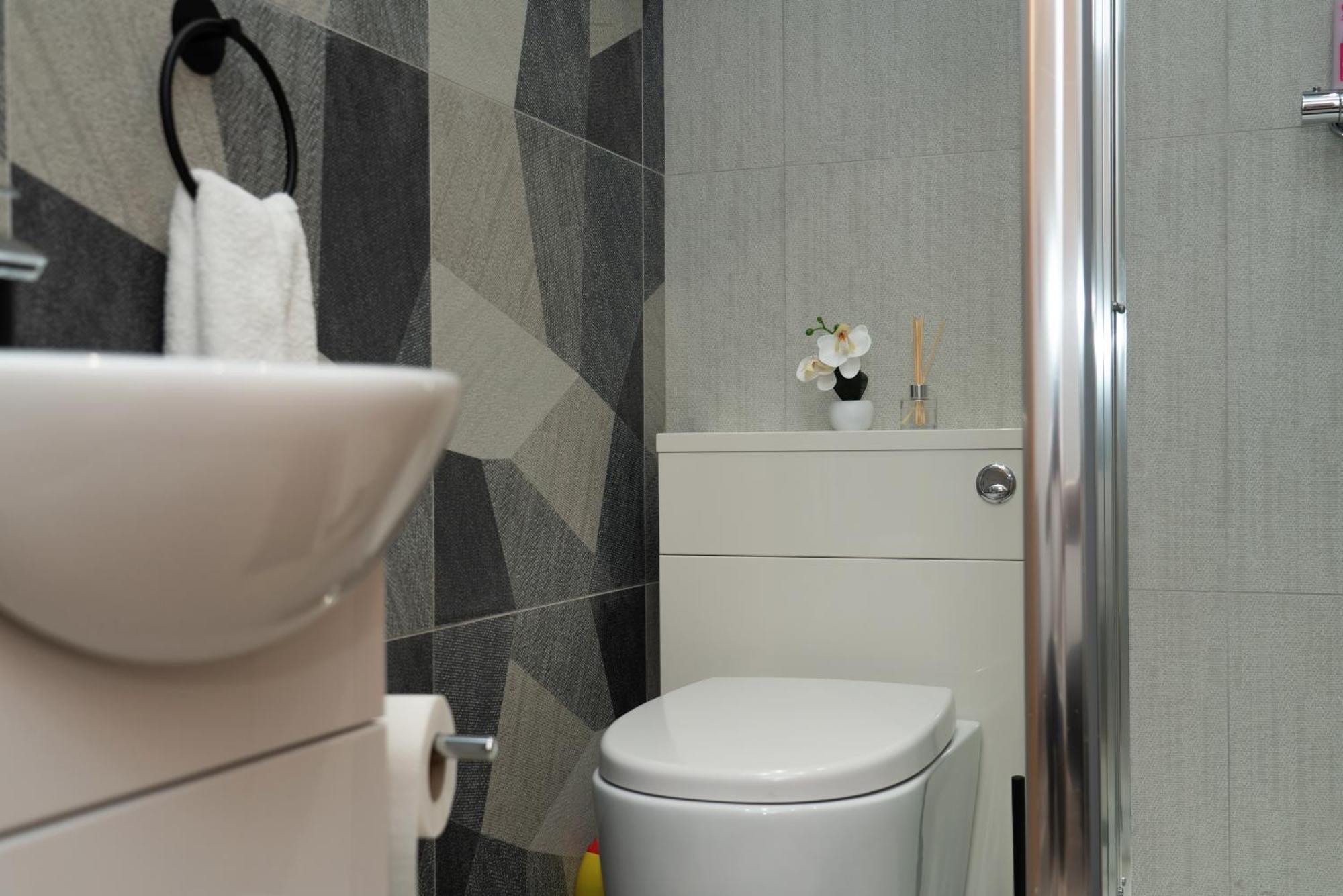 Double Bedroom Near Etihad And Coop Live With Free Parking, Shared Kitchen & Bathroom Манчестер Экстерьер фото